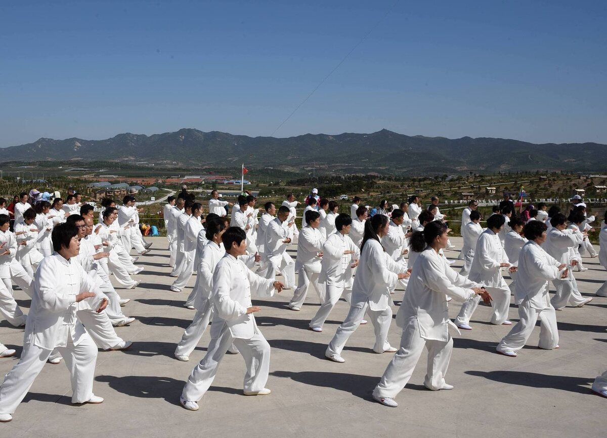 Массовые занятия тайзциюань в Китае