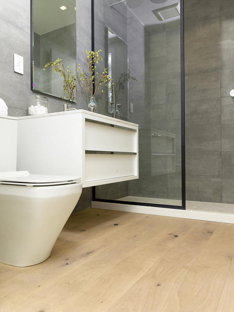 Паркет фабрики EXWOOD PARQUET создает приятное ощущение тепла в ванной комнате и при правильном уходе совершенно не доставляет хлопот.