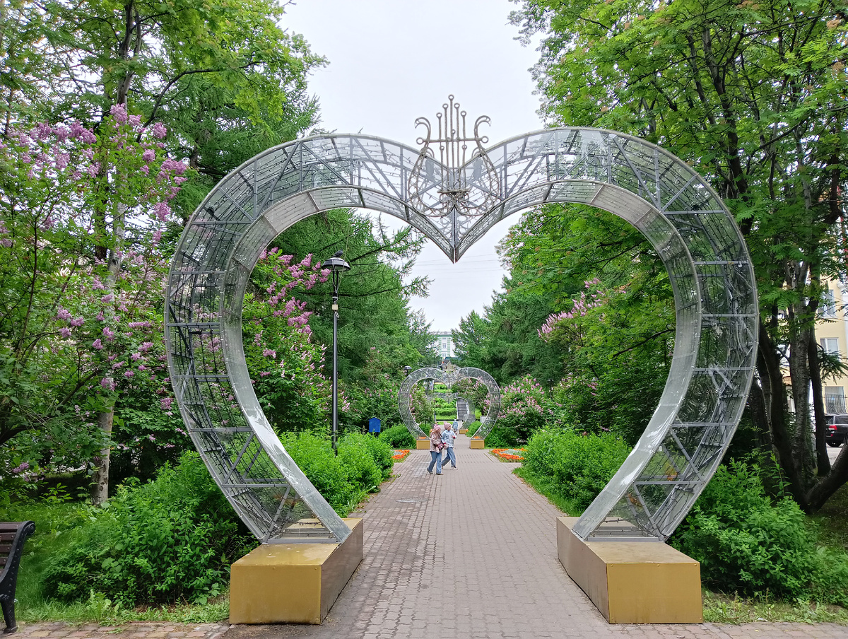 Бегущие розовые шапочки в сердечке