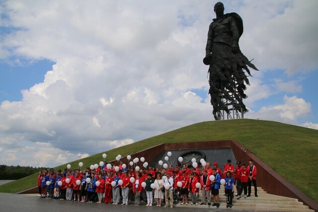 100 белых шаров выпустили в небо у подножия мемориала в Тверской области
