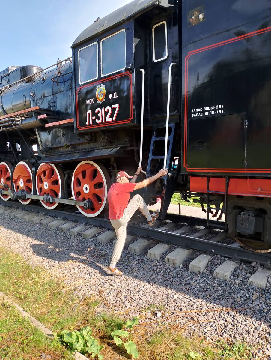 Зачем я полез на паровоз? Читайте: "Запас воды - 28 т, запас угля - 18 т"