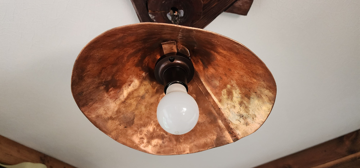 Конус из меди крепится к патрону на П-образной планке