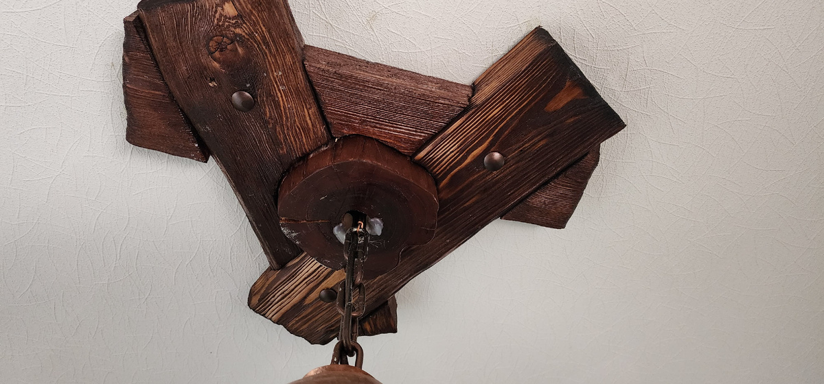 Шляпки болтов закрывают саморезы, покрашены медной краской