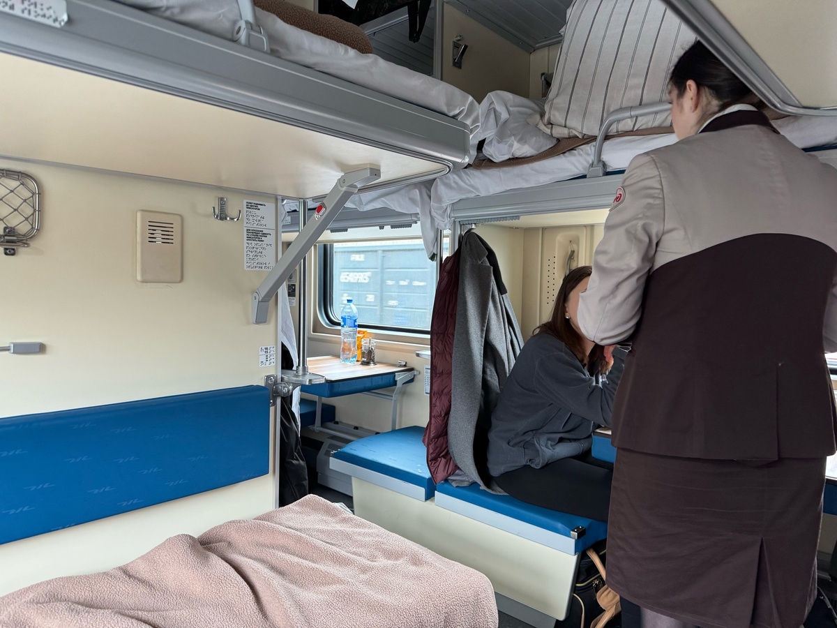    "Это мое место": что делать, если сосед требует уступить нижнюю полку в поезде - ответ проводника