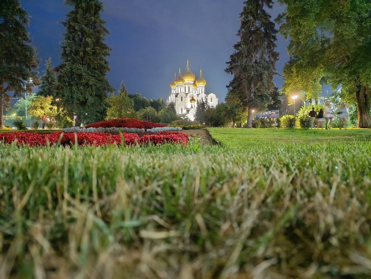 Сквер на фоне Успенского собора