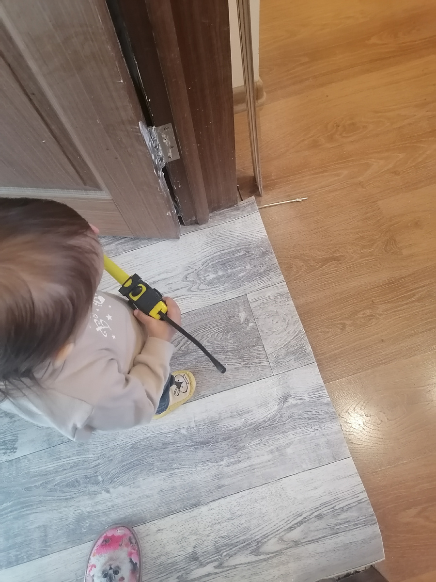 Маленький помогатор. Рулетка - любимая игрушка среди всех папиных игрушек