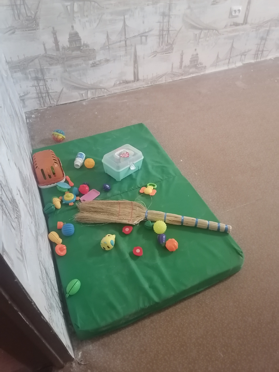 Временный детский уголок в ремонтируемой комнате 😁