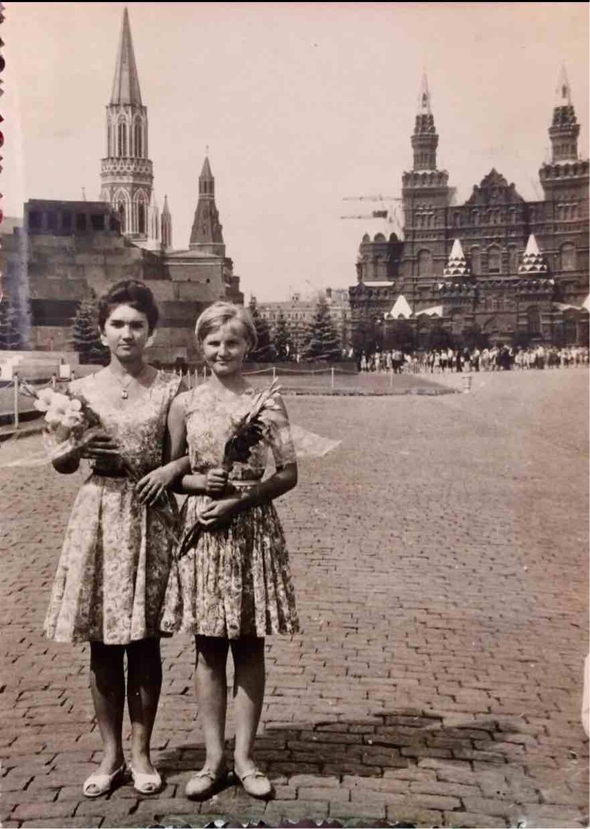 Голопяткины Люба и Таня в Москве на Красной площади. Фото из личного архива
