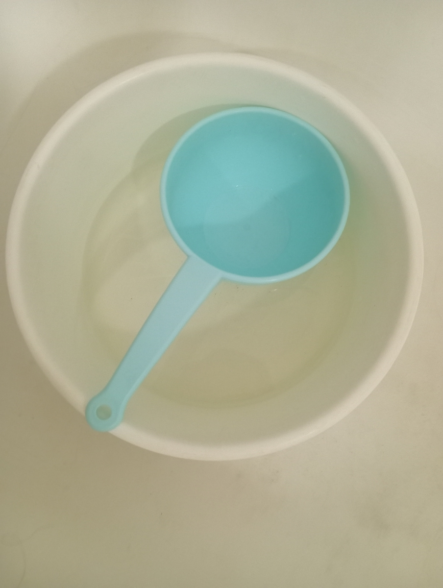 Принадлежности. На фото и ещё очень чистая вода. Даже по донецким меркам