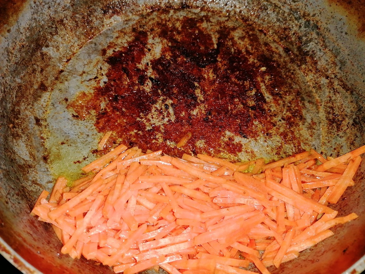 Запёкшиеся мясные соки на сковороде