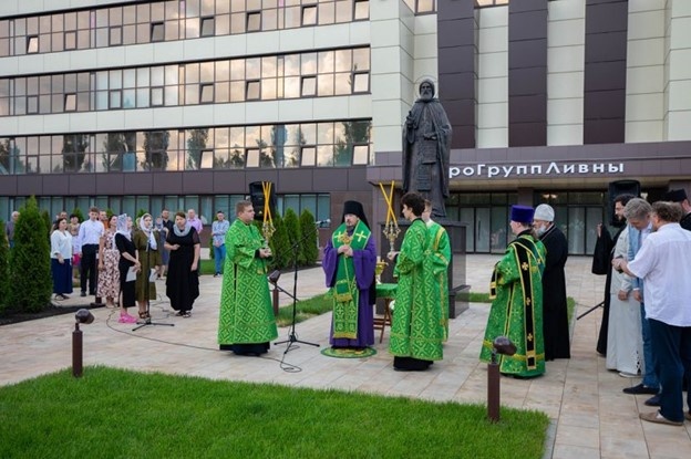 На этом постаменте стоял Ленин Фото из открытого доступа