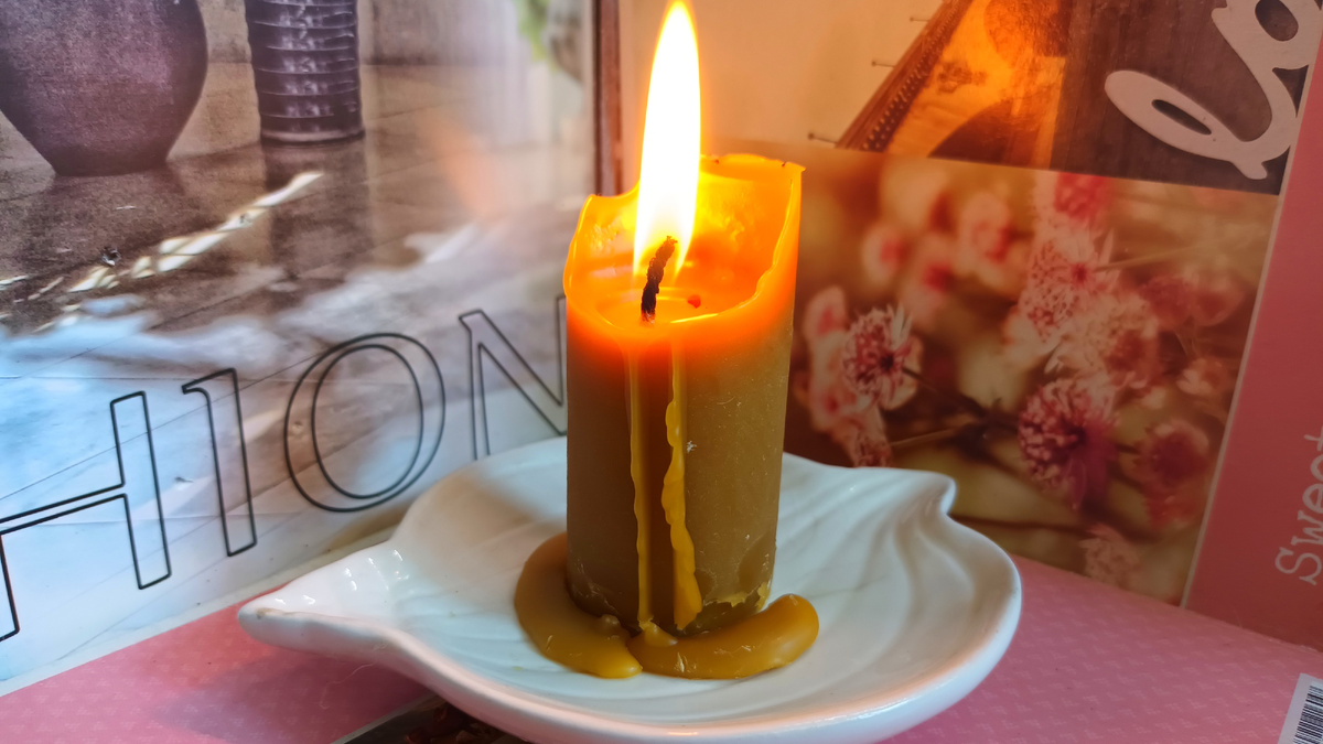 Свеча из натурального воска!