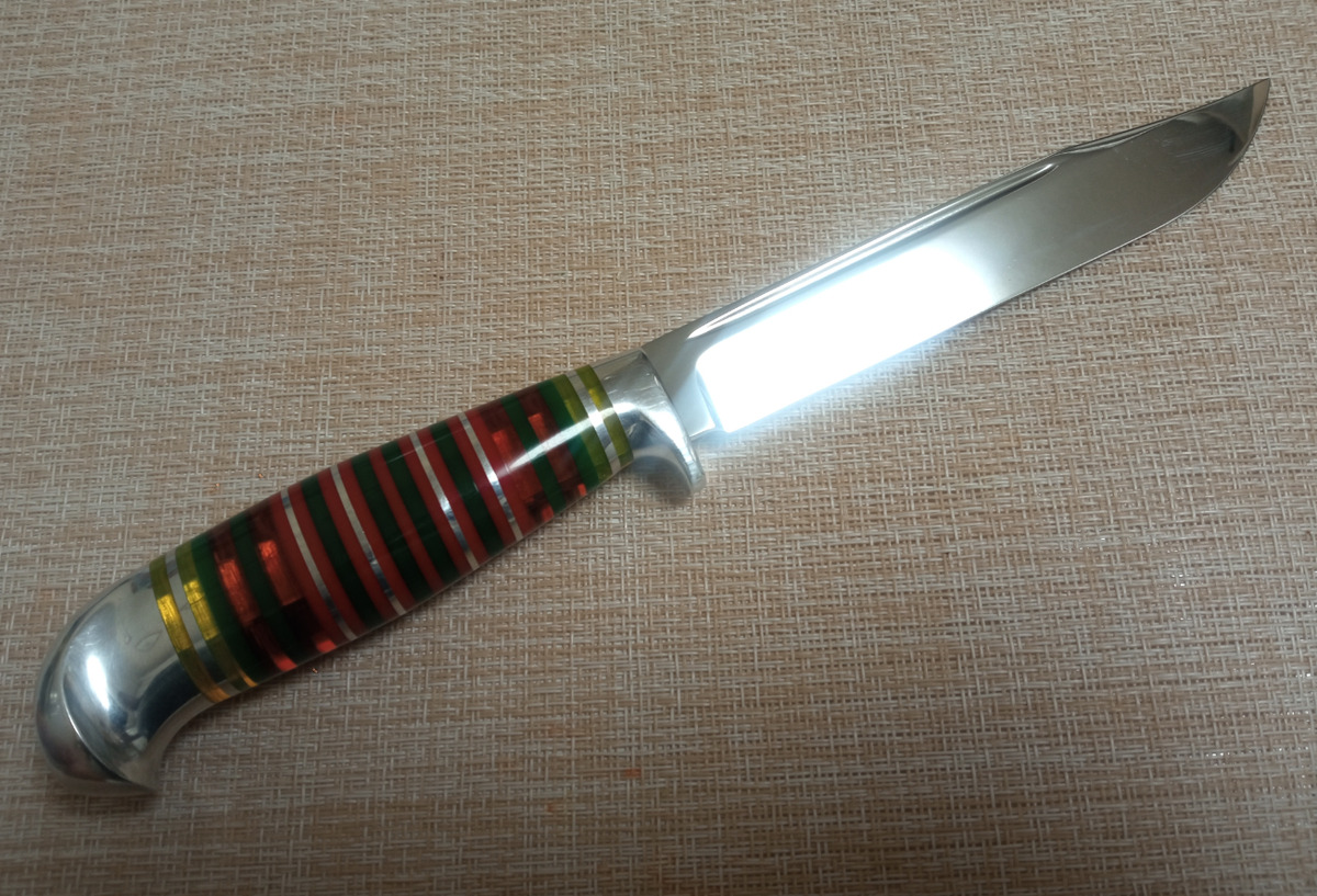 Эх молодость)) примерно такая финка... а по центру на ручке был череп с перекрещенными костями пиратский или хз ссовский, я его сам чеканил, а потом паяльником впаял в оркстекло.
