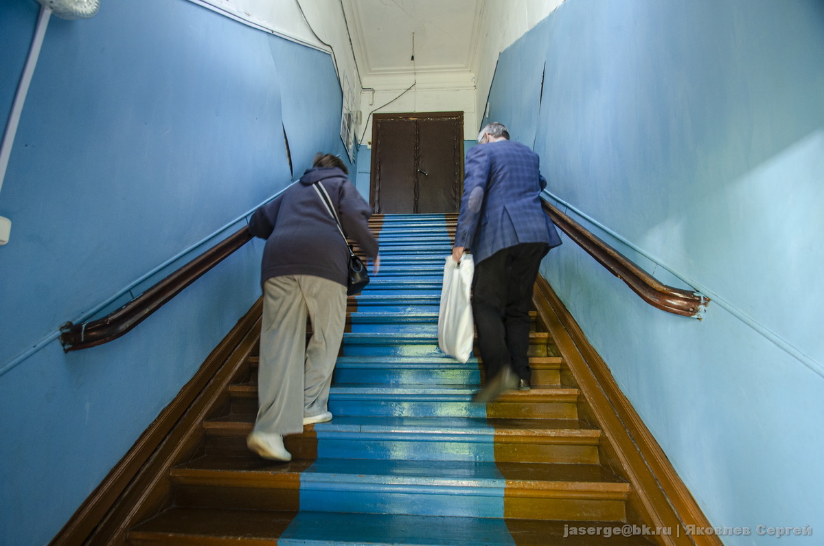 Действительно, вход в музей непростой. Маломобильным группам он не доступен.