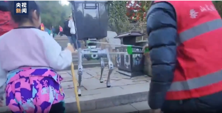 Уборщик погоняет робота щипцами