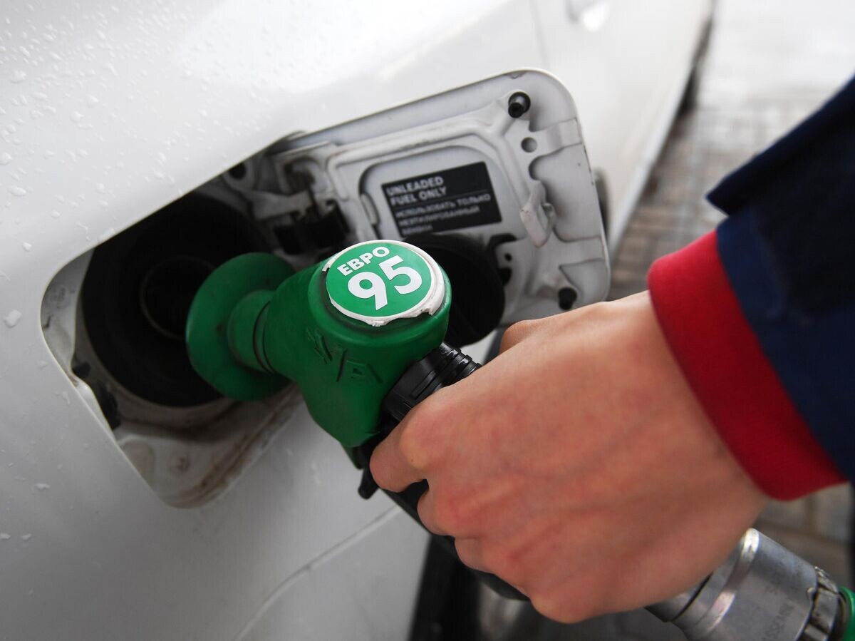    Мужчина заправляет свой автомобиль на одной из АЗС в Москве© РИА Новости / Кирилл Каллиников