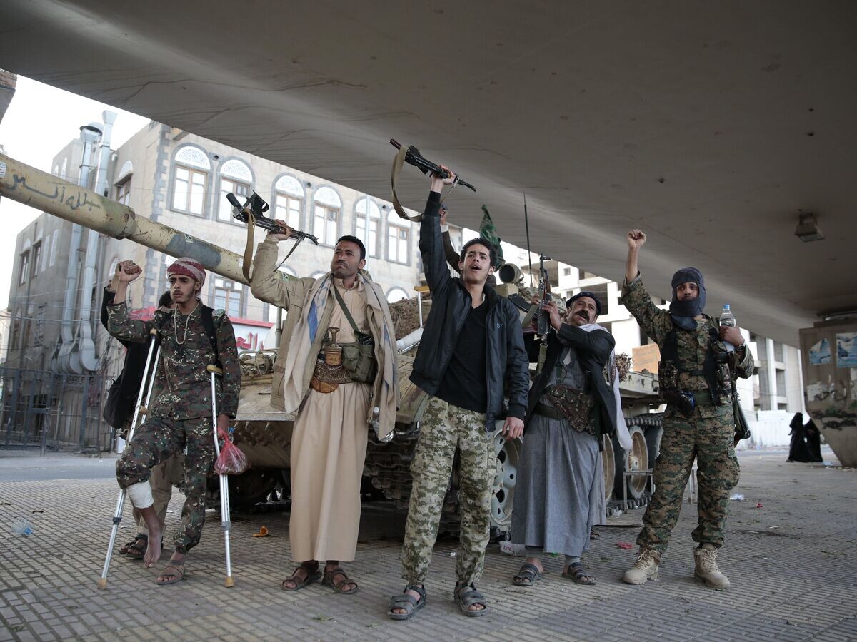    Боевики-хуситы в столице Йемена Сане. 4 декабря 2017© AP Photo / Hani Mohammed