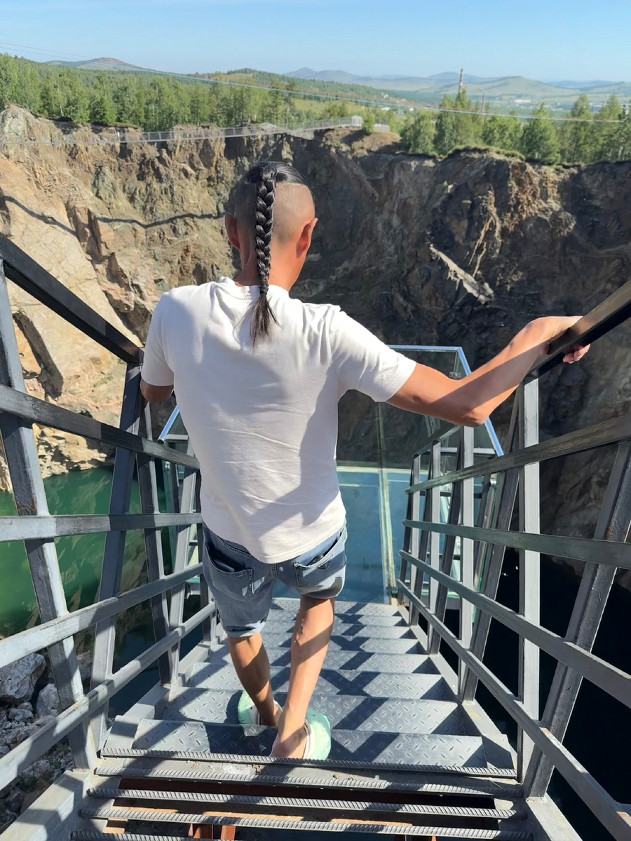 Муж идет к балкону