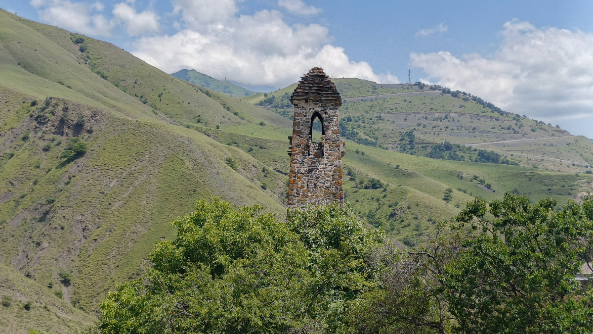Родовая башня Цуровых в посёлке Джейрах. Июль 2025. Фото автора.