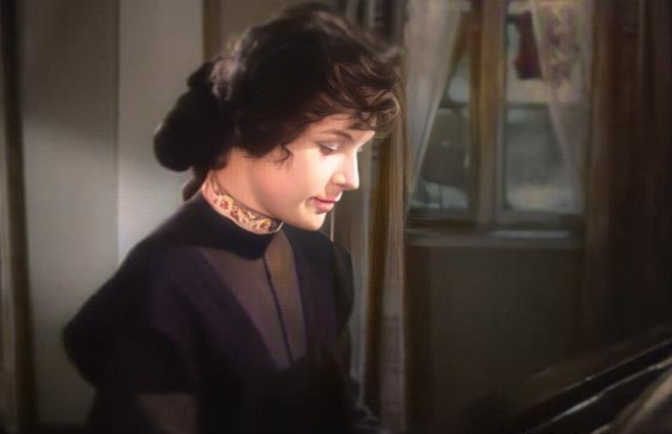 Оля дома за роялем в форме гимназистки