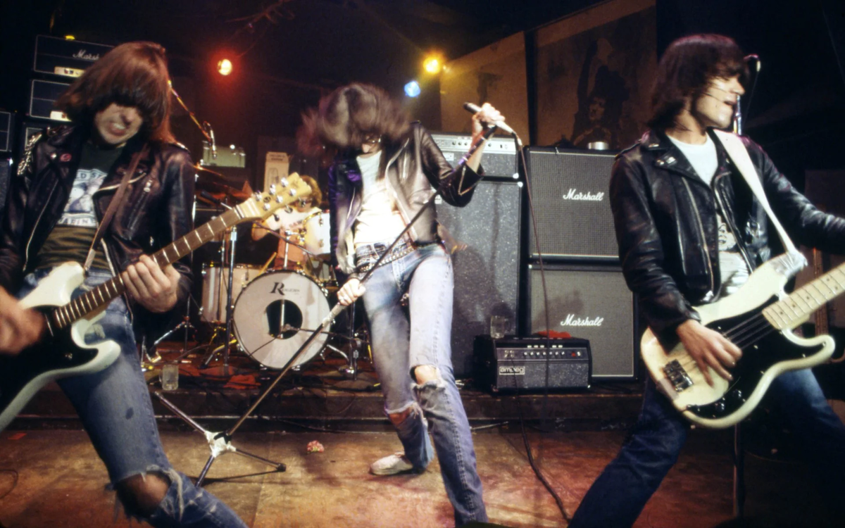 Классика The Ramones попала в список — но какая именно? Фото: Роберта Бэйлей/Redferns