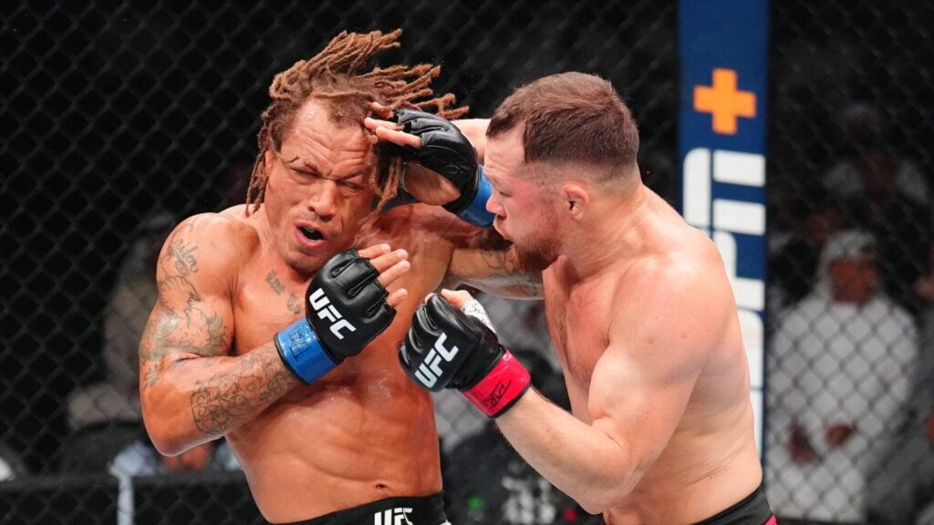 В жарком поединке на арене Абу-Даби российский мастер боевых искусств Петр Ян сокрушил своего американского оппонента Маркуса Макги, продемонстрировав выдающееся мастерство и волю к победе. После напряженного противостояния судьи единодушно объявили победителя — Петра Яна, зафиксировав счет 29:28, 29:28, 29:28 в его пользу.

Эта значимая победа стала для Петра 19-й в рамках престижнейшей лиги UFC, закрепив его статус одного из сильнейших бойцов современности. Впрочем, яркость вечера задали не только достижения Яна — ранее соотечественник Муслим Салихов эффектно завершил свое выступление впечатляющим нокаутом бразильского бойца Карлоса Леала всего за считанные мгновения боя, потрясшие публику взрывной мощью атаки.