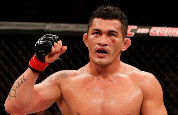 Франсимар Баррозу, звезда UFC, заявил о мечте стать россиянином. Живя в России 5 лет, он хочет получить гражданство, чтобы еще больше развивать спорт и поддерживать свою новую родину. Баррозу уже планирует открыть клубы джиу-джитсу и ММА по всей стране.