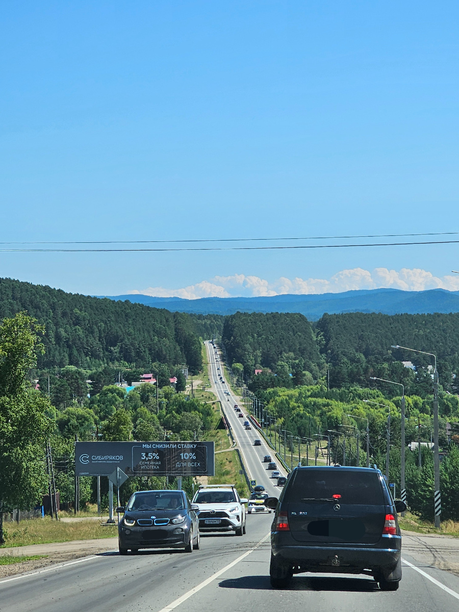 Вереница из машин мчит в Листвянку