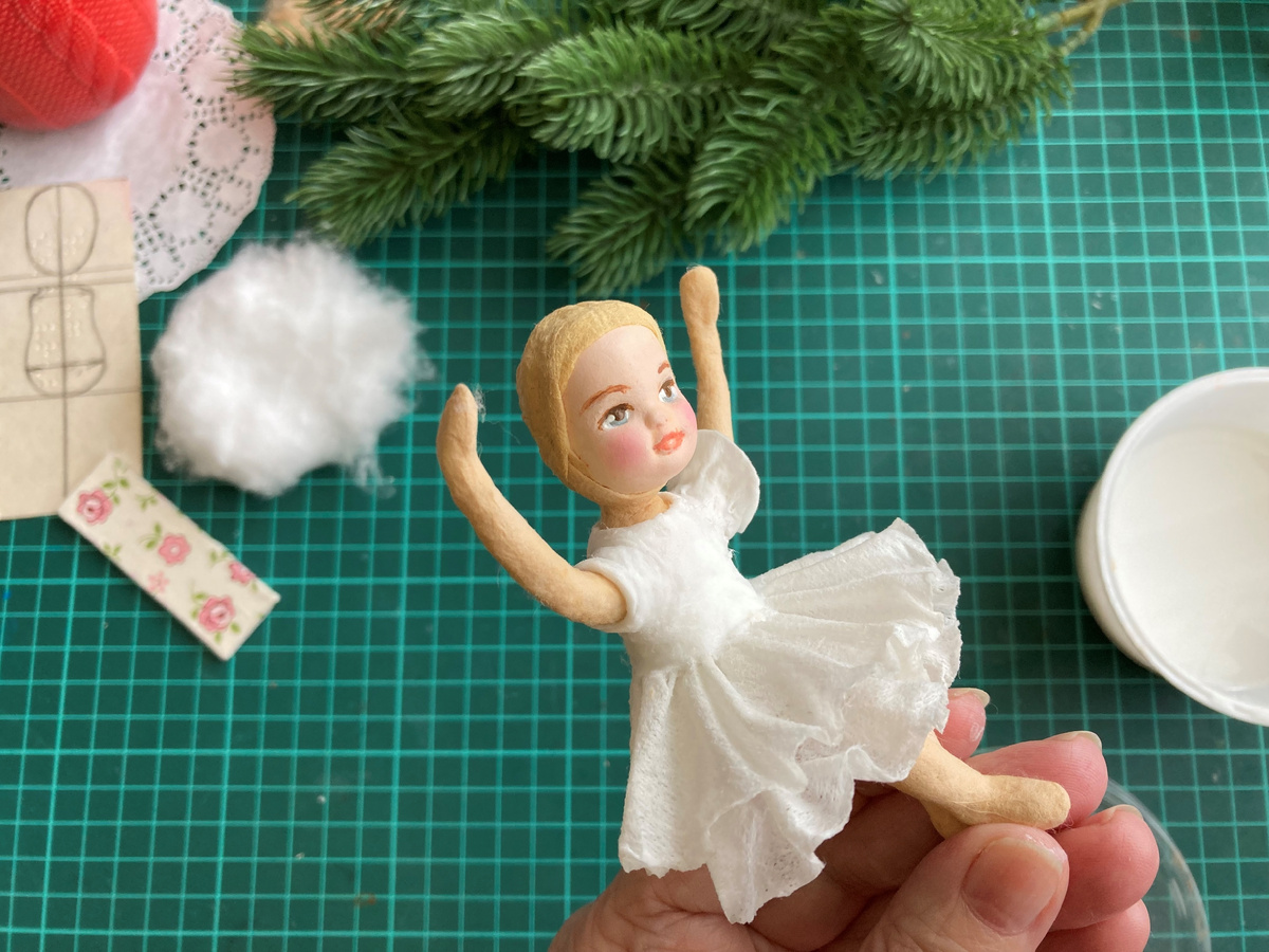 Делаю грудку платьица и маленькие рукавчики. Фото автора.