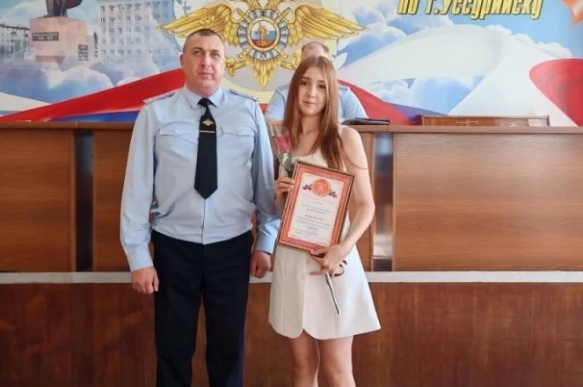    Полиция Уссурийска поблагодарила школьницу за спасение ребёнка с карниза