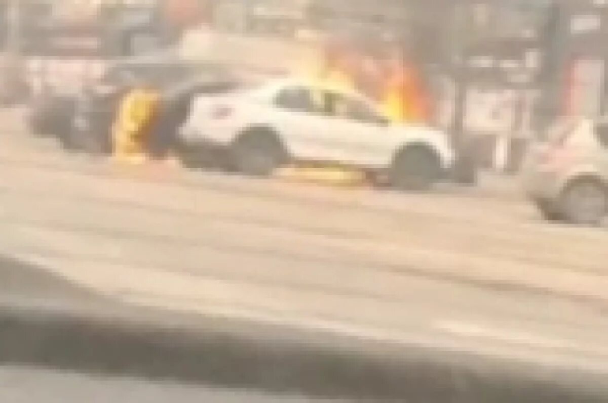    В Перми возле автосервиса в Свердловском районе загорелся автомобиль