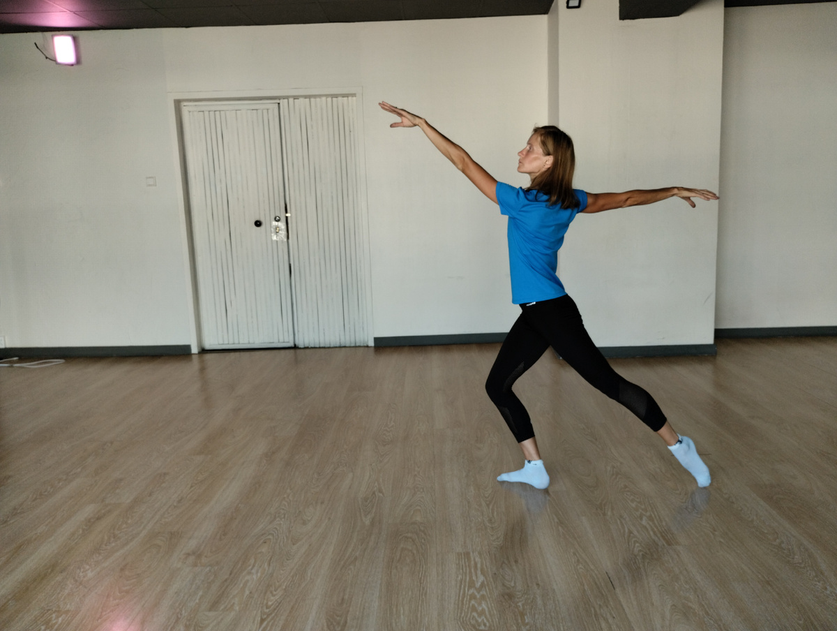 Я арендовала зал 2 раза в неделю, в надежде собрать группу, но людей не было, занималась сама по часу, получая хорошую нагрузку, доползая до дома без сил и потом не могла шевелиться , но это прошло примерно через месяц