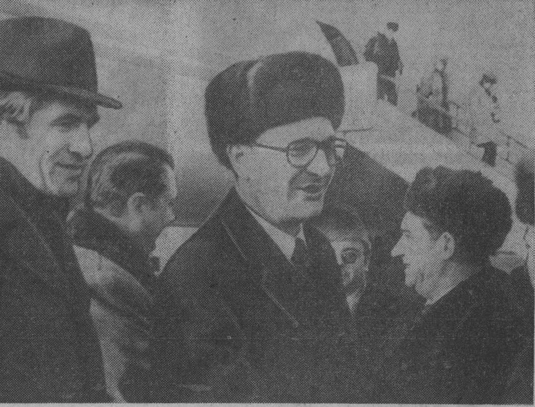 На фото В. Лысенко, Советская молодежь: премьер-министр Франции Жак Ширак в Иркутске, 1975.