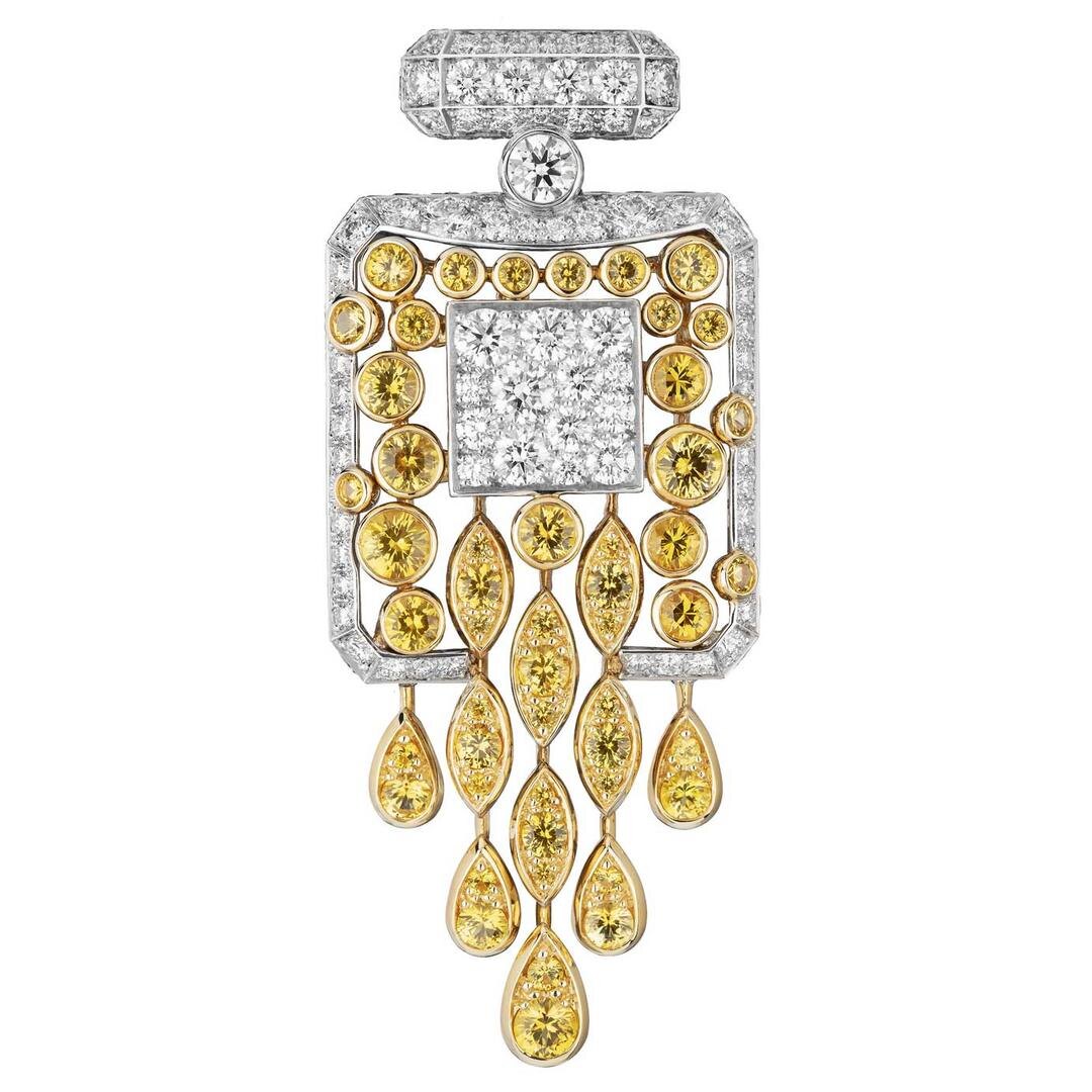 Брошь Signature Bottle – это изысканная интерпретация миниатюрного флакона знаменитых духов с каплями сапфиров и бриллиантов, стекающими по стенке флакона. Chanel, коллекция № 5, высокое ювелирное искусство 2025 года.