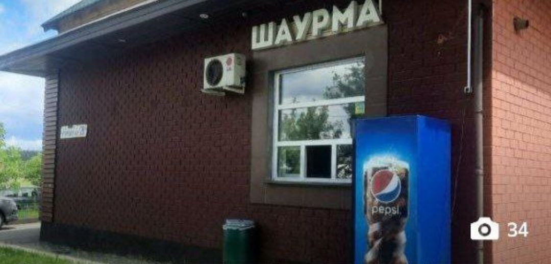 Посетители шаурмичной увидели носки на гриле. Фото: скриншот "Поздняков 3:0