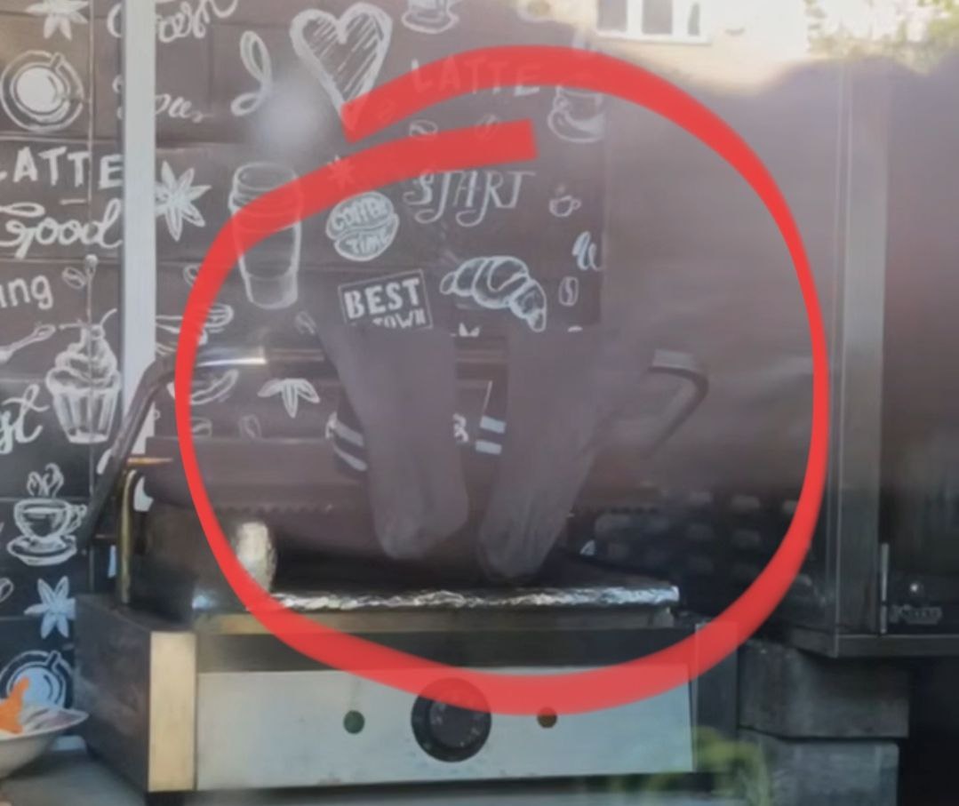 На гриле, где готовят еду, повар сушил носки. Фото: скриншот "Поздняков3:0"