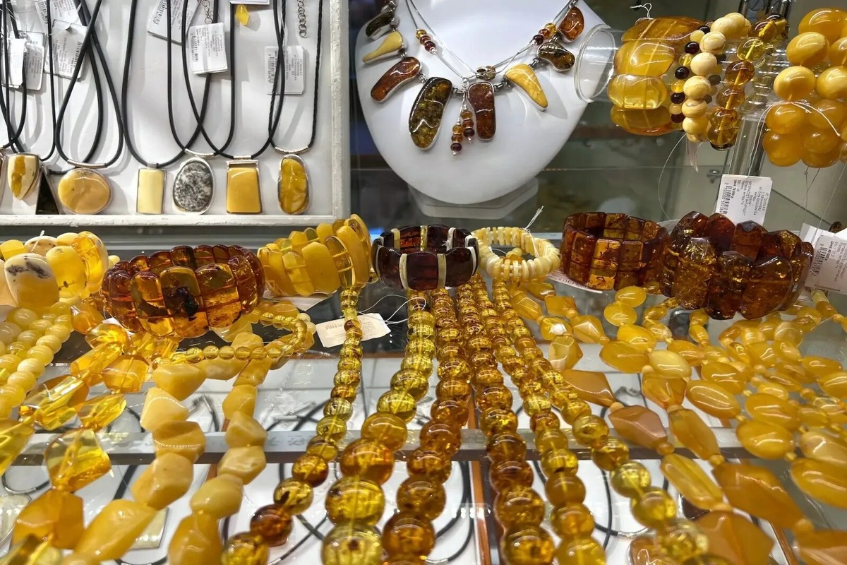 Украшения из янтаря.