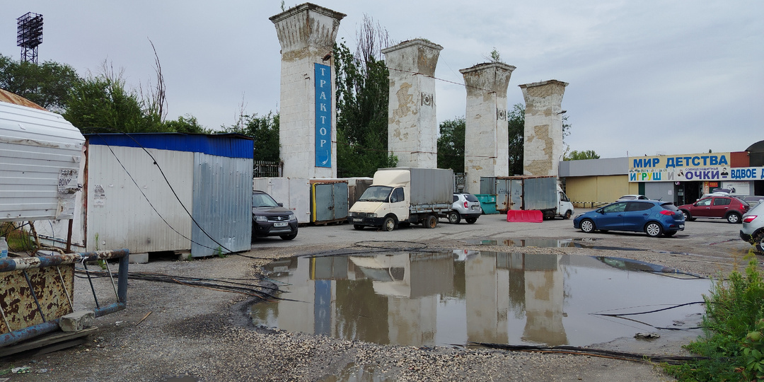 Народный стадион "Трактор", которого нет.