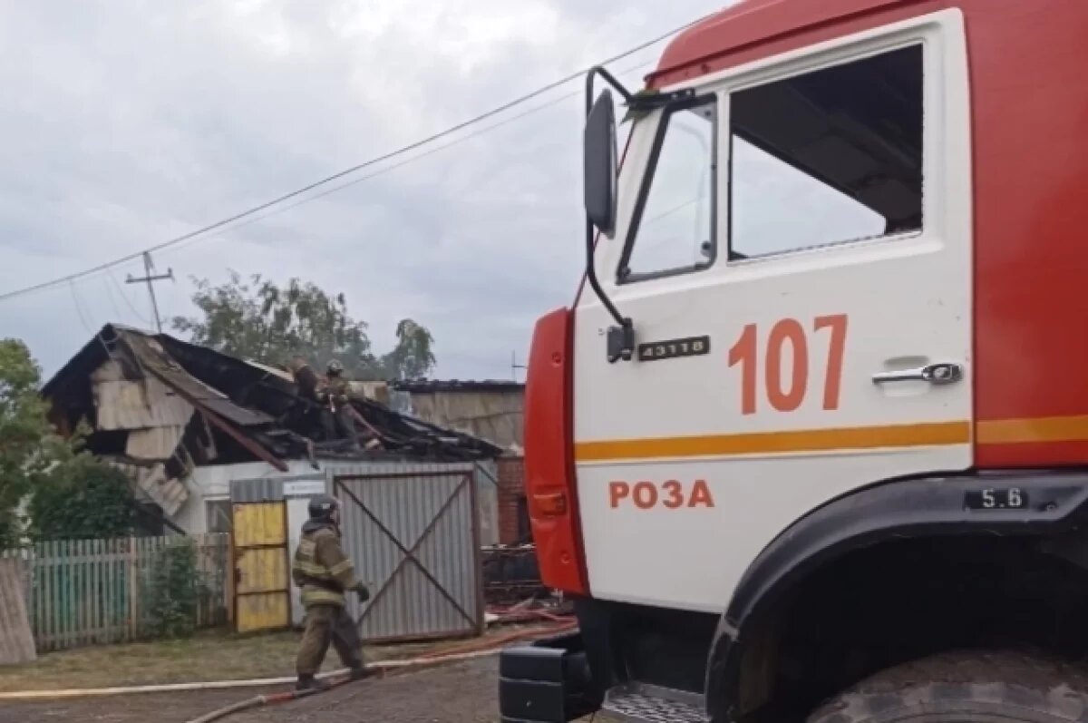    В Коркино пожар уничтожил баню и сильно повредил дом