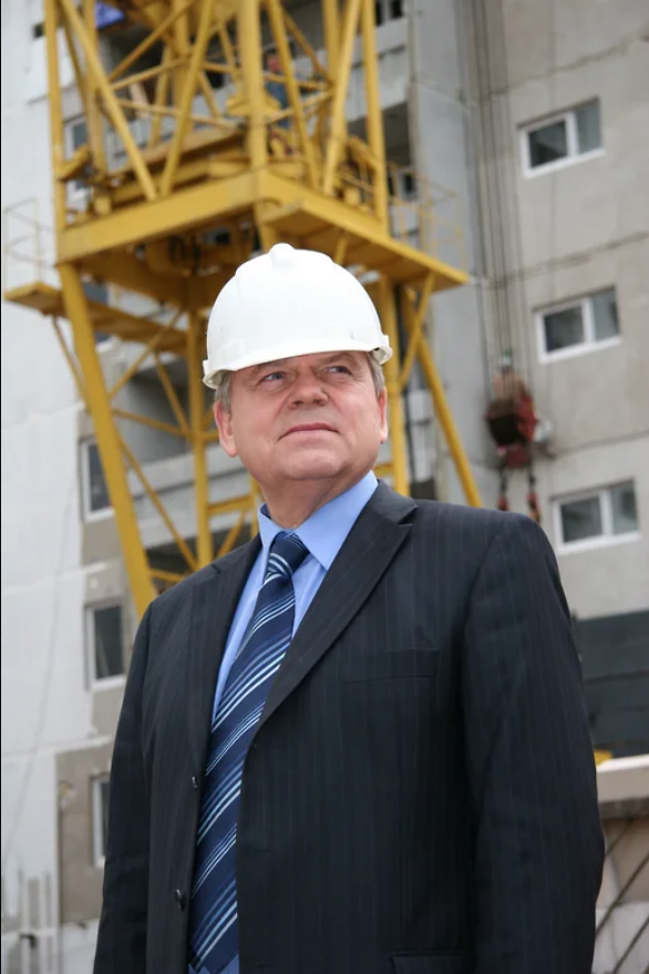 Николай Демкин родился 21 июля 1950 года в поселке Усьва Губахинского района. Его отец работал в геологоразведке, мать работала в Перми страховым агентом. Отслужив в армии, в 1971 году Николай Демкин решил поступать в милицейское училище. Однако стать правоохранителем ему не удалось: во время прохождения медицинской комиссии по необъяснимым причинам у него подскочило давление — хотя никаких проблем со здоровьем он не испытывал. И так — несколько раз подряд. Будущий строитель позднее объяснял это тем, что «господь Бог не дал принять ему неверное решение»