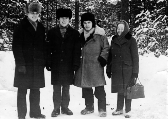 В 1971 году, оставив попытки начать милицейскую карьеру, Николай Демкин переехал в Пермь. До этого он женился, и молодая семья стала жить на съемной квартире. На Пермский завод силикатных панелей ему предложил пойти работать сын владельцев квартиры. В 1972 году Николай Демкин устроился работать в первый цех формовщиком и одновременно учился в техникуме железнодорожного транспорта. Вскоре он был замечен заводским начальством и получил должность мастера. Спустя несколько лет завод дал перспективному работнику двухкомнатную квартиру.
На фото: молодой работник ПЗСП Николай Демкин (слева), 1972 год, Фото: Архив ПЗСП