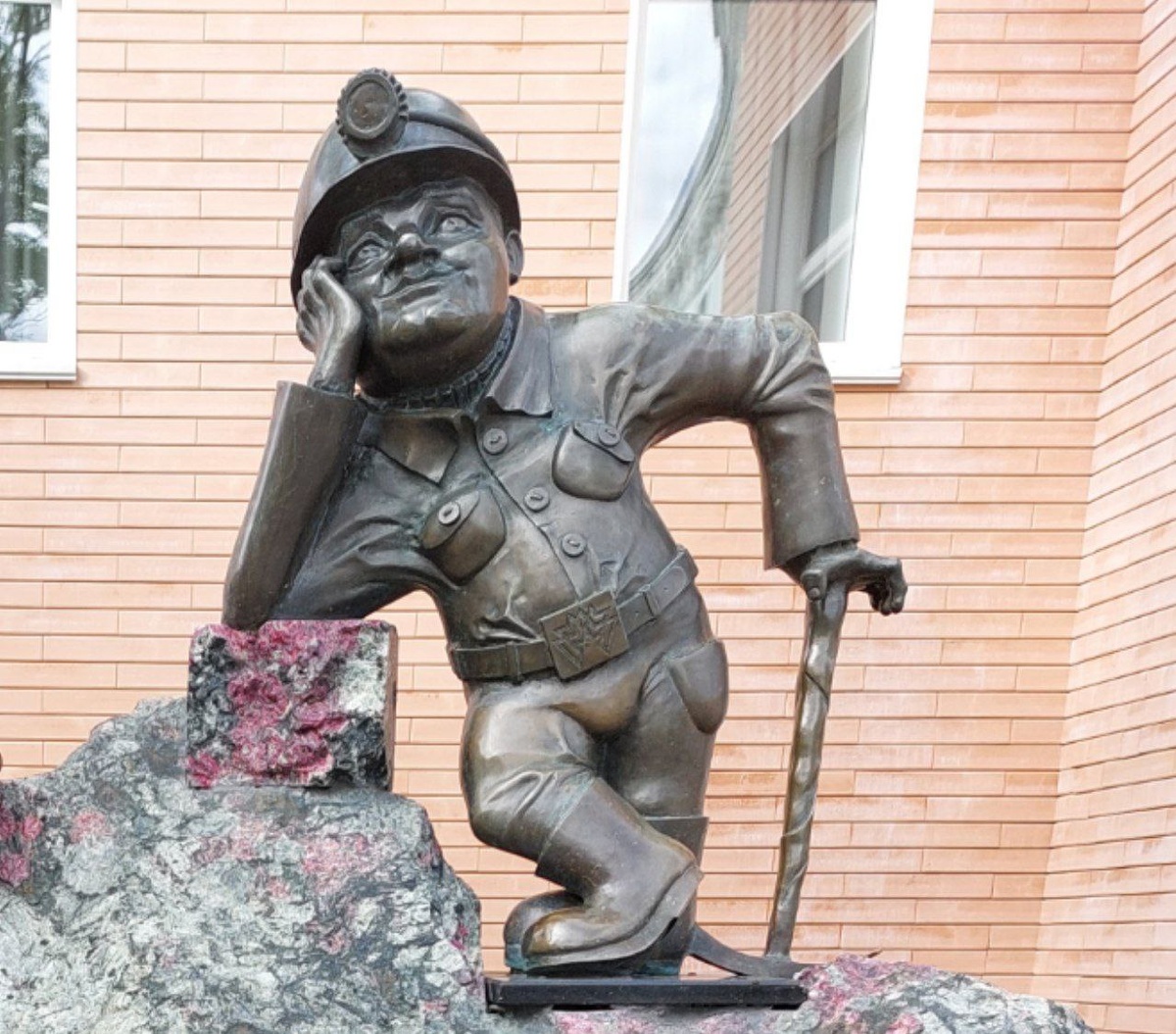 Скульптура горняка у входа в музей