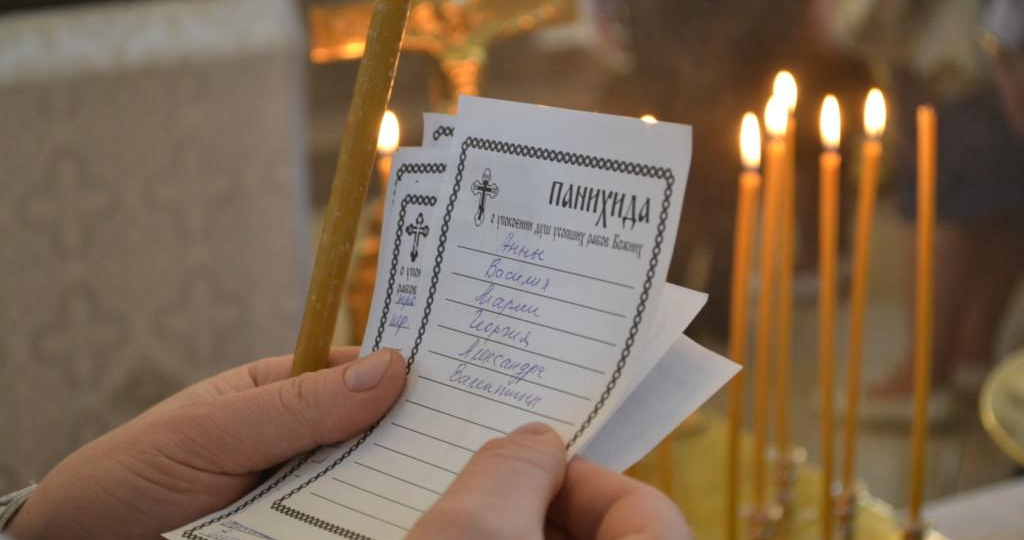 В деревнях бабки считают новопреставленного до года, в церкви спрашивала до 40 дней? Кто прав?