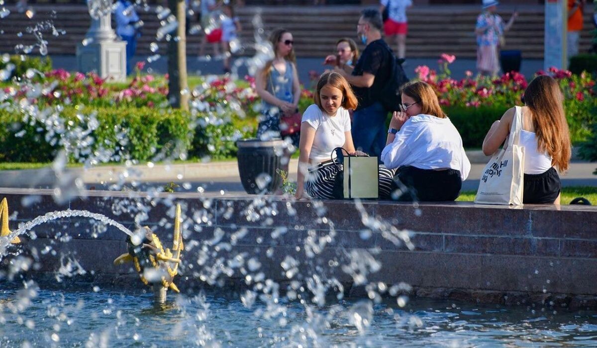     Люди у фонтана в Москве. Источник: mos.ru Автор фото: Пресс-служба Мэра и Правительства Москвы