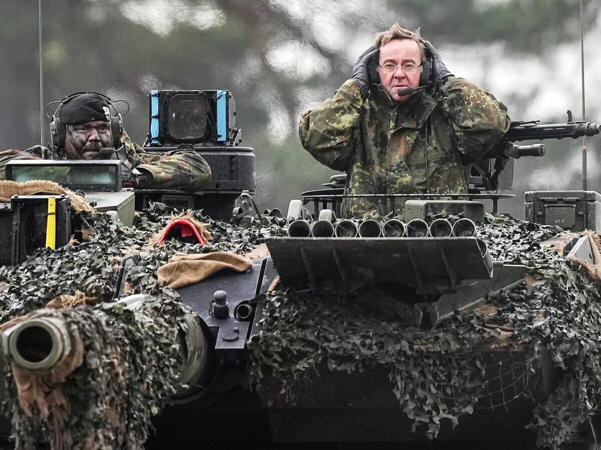    Министр обороны Германии Борис Писториус на танке Leopard 2© AP Photo / Martin Meissner