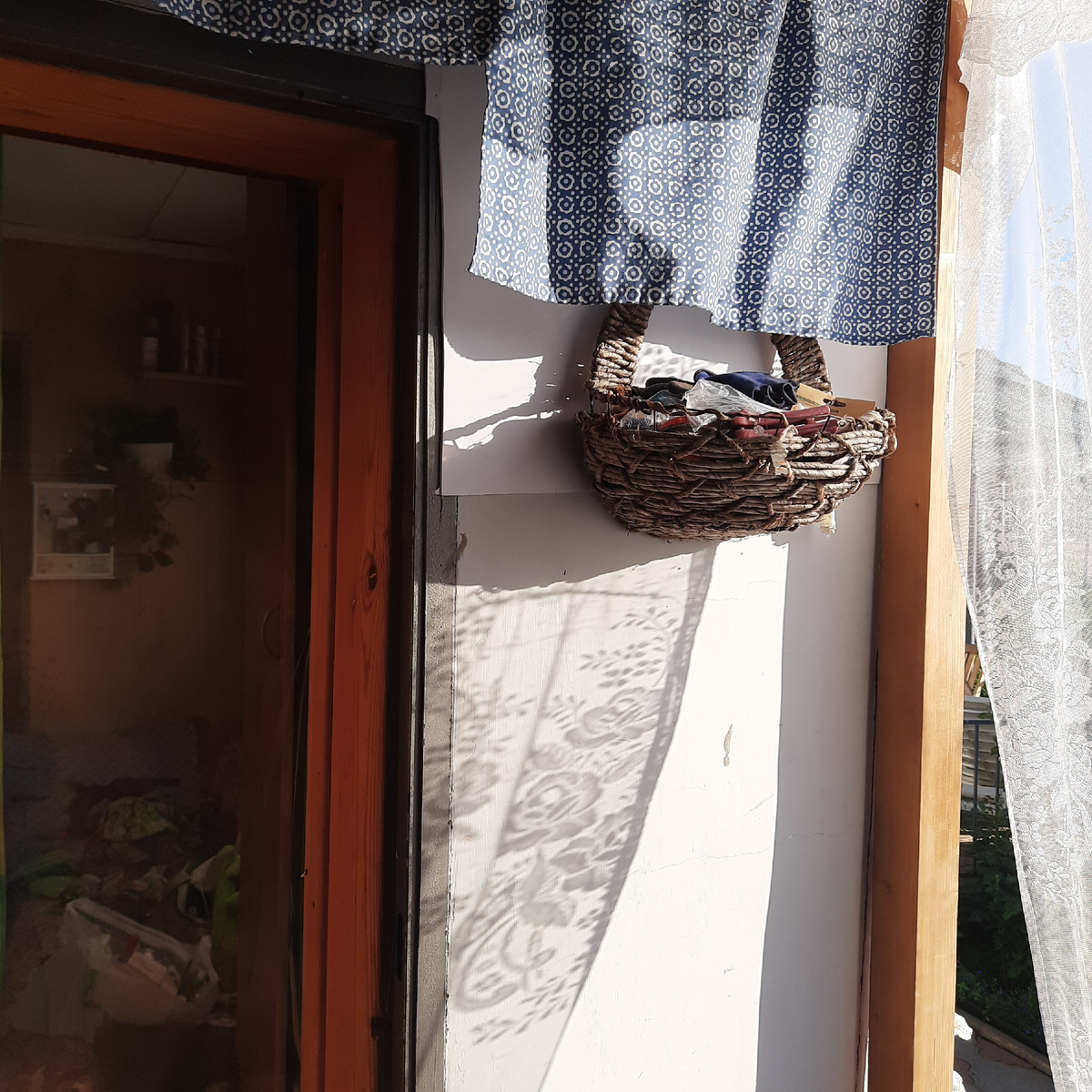 Тень от занавески с розочками, мне показалось- сама милота 🤭💕