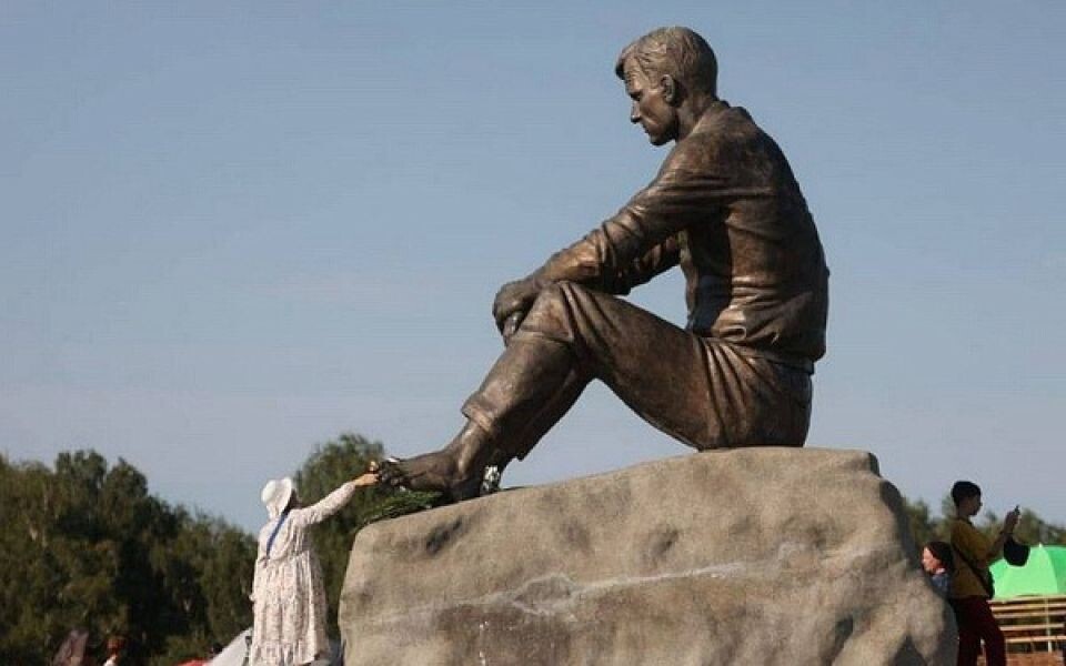    Памятник Василию Шукшину в Сростках