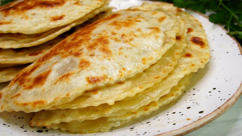Кипяток + мука и немного фарша... Янтыкъ с мясом, по-другому называют сухой чебурек, потому что жарятся на сухой сковороде.