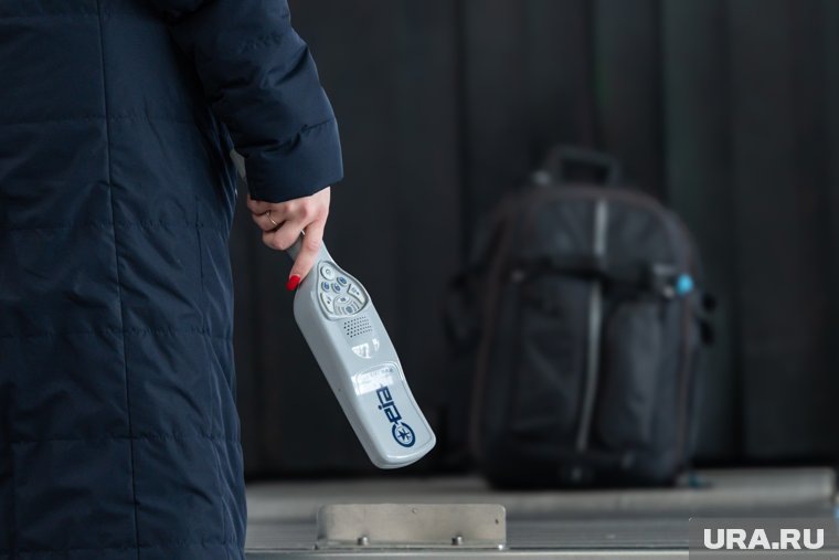 Водители без багажа отправляются на ручной досмотр. Фото: Руслан Яроцкий © URA.RU