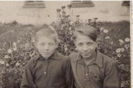 Рис. 1. Сентябрь 1953 г. Справа брат Иван.